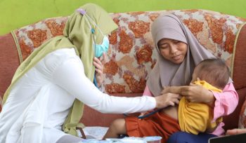 Petugas kesehatan tengah mengecek kondisi balita terdampak asap pembakaran TPA Jatiwaringin