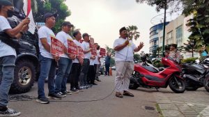 Aktifis Janur Banten saat menggelar aksi demo di depan Kantor Cabang Bank Banten, Modernland, Kota Tangerang.