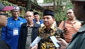 Wakil Walikota Tangerang Sachrudin didampingi Ketua LPM Kota Tangerang Terpilih Hasanudin BJ memberikan keterangan pers.