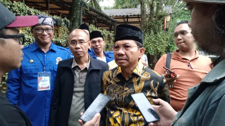 Wakil Walikota Tangerang Sachrudin didampingi Ketua LPM Kota Tangerang Terpilih Hasanudin BJ memberikan keterangan pers.
