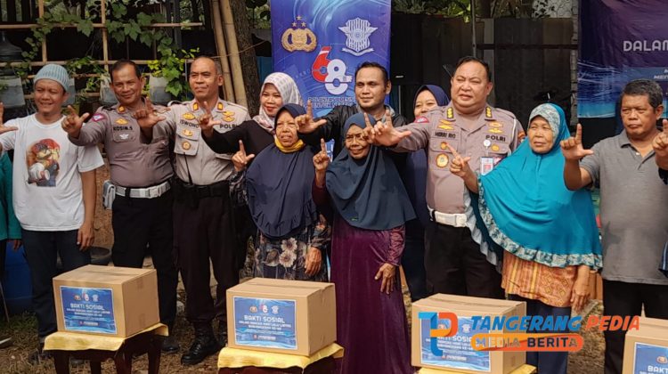 Di Hari Lalu Lintas Bhayangkara, Korlantas Polri Bagikan Ribuan Sembako ke Warga