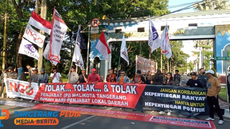 Demonstran Aliansi Masyarakat Tangerang Raya Blokir Akses ke Puspem Kota Tangerang