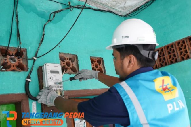 
Petugas PLN sedang melakukan pemasangan kWh meter _Advanced Metering Infrastructure_ (AMI) pada rumah pelanggan yang berada di daerah Jatinegara, Jakarta Timur.