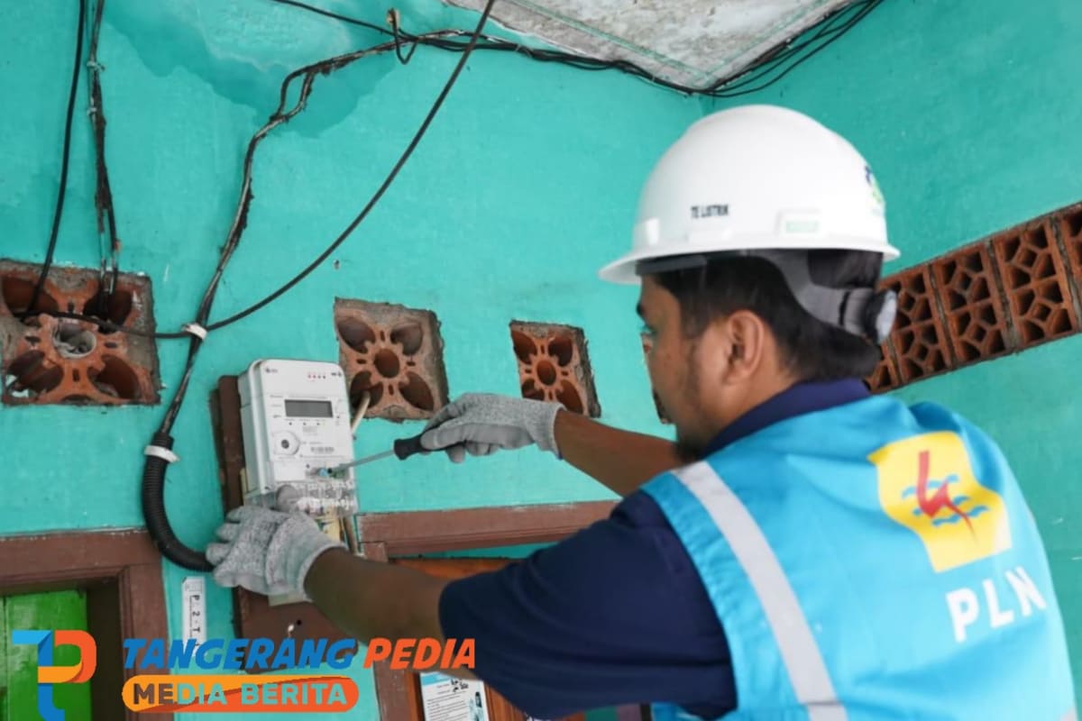 Petugas PLN sedang melakukan pemasangan kWh meter _Advanced Metering Infrastructure_ (AMI) pada rumah pelanggan yang berada di daerah Jatinegara, Jakarta Timur.