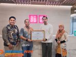 Penyerahan sertifikat _Renewable Energy Certificate_ PLN kepada PT. Fast Retailing Indonesia (Uniqlo). Sebagai wujud komitmen Uniqlo Indonesia untuk mendukung penggunaan energi baru terbarukan.