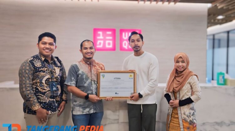 Penyerahan sertifikat _Renewable Energy Certificate_ PLN kepada PT. Fast Retailing Indonesia (Uniqlo). Sebagai wujud komitmen Uniqlo Indonesia untuk mendukung penggunaan energi baru terbarukan.