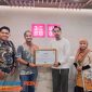 Penyerahan sertifikat _Renewable Energy Certificate_ PLN kepada PT. Fast Retailing Indonesia (Uniqlo). Sebagai wujud komitmen Uniqlo Indonesia untuk mendukung penggunaan energi baru terbarukan.