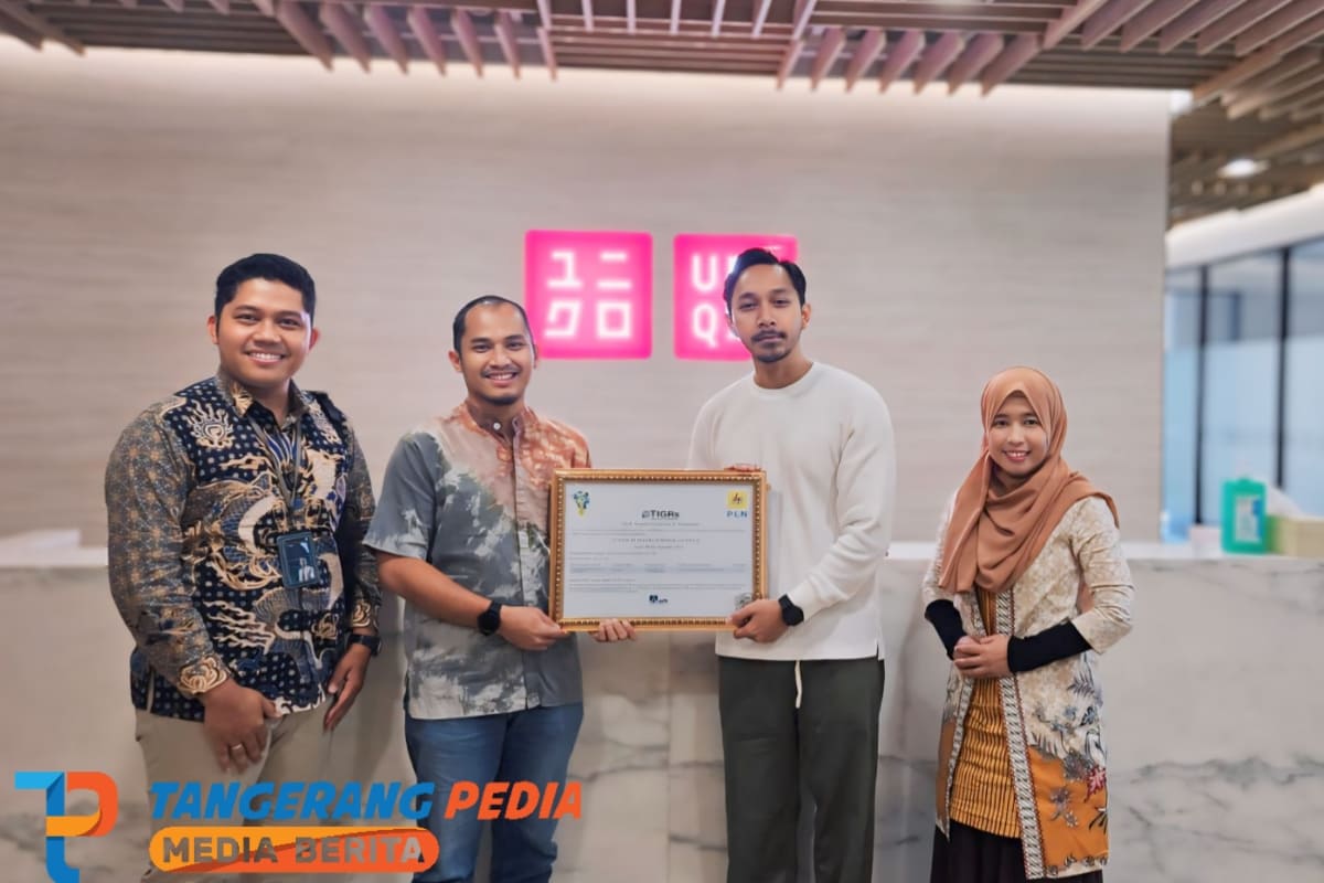 Penyerahan sertifikat _Renewable Energy Certificate_ PLN kepada PT. Fast Retailing Indonesia (Uniqlo). Sebagai wujud komitmen Uniqlo Indonesia untuk mendukung penggunaan energi baru terbarukan.