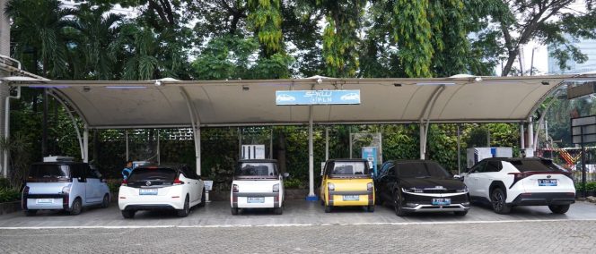 
SPKLU PLN UID Jakarta Raya dipadati mobil listrik yang sedang melakukan pengisian daya