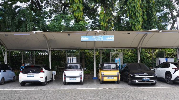 SPKLU PLN UID Jakarta Raya dipadati mobil listrik yang sedang melakukan pengisian daya