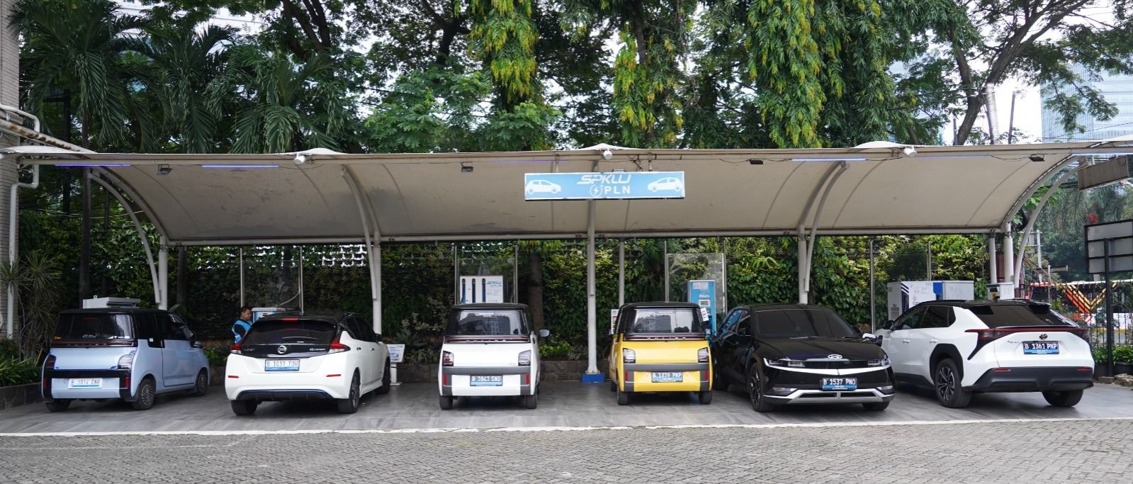 SPKLU PLN UID Jakarta Raya dipadati mobil listrik yang sedang melakukan pengisian daya