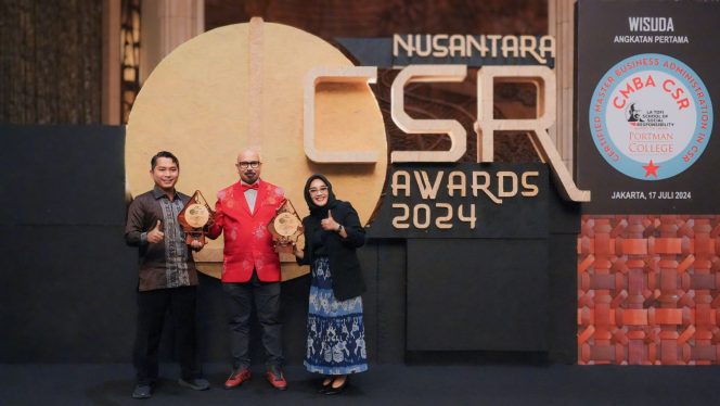 
Chairman The La Tofi School of CSR, La Tofi (Baju Merah) menyerahkan dua penghargaan kepada PLN Unit Induk Distribusi (UID) Jakarta Raya yang diwakili oleh Senior Manager Komunikasi & Umum PLN UID Jakarta Raya, Haris Andika, dan Manager Komunikasi & TJSL PLN UID Jakarta Raya, Intan Nugrahani Putri atas keberhasilannya dalam program pemberdayaan UMKM sehingga meningkatkan kesejahteraan masyarakat.