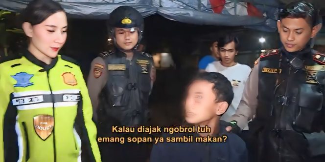 Tangkap layar video viral polwan dan rombongan polisi tegur warga yang sedang makan karena dinilai tidak sopan (Twitter/@DivHumas_Polri)