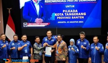 Bakal calon walikota dan wakil walikota Tangerang Sachrudin-Maryono menerima surat rekomendasi dari Ketua Umum Partai Demokrat Agus Harimurti Yudhoyono.