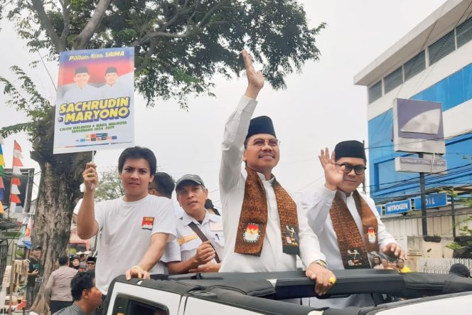 
Calon walikota Tangerang Sachrudin didampingi Calon wakil walikota, Maryono Hasan arak arakan menuju KPU Kota Tangerang.