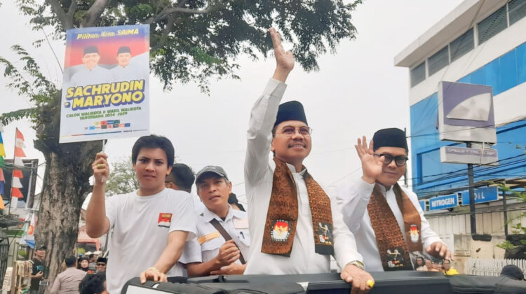Calon walikota Tangerang Sachrudin didampingi Calon wakil walikota, Maryono Hasan arak arakan menuju KPU Kota Tangerang.