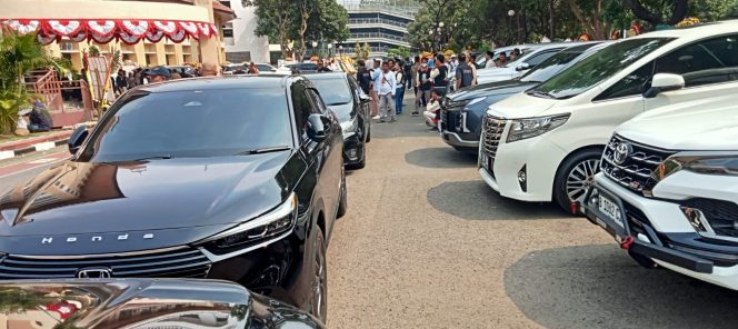 Pelantikan DPRD Kota Tangerang Dihiasi Mobil Mewah, Aktivis Kritik Gaya Hidup Elit Wakil Rakyat