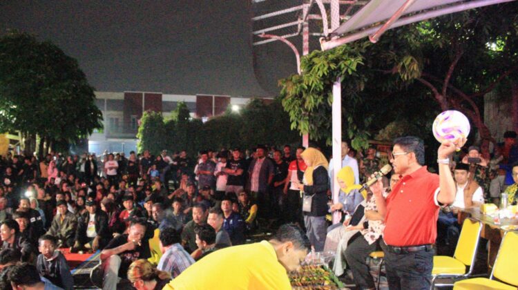 Calon Walikota Tangerang Sachrudin Membagikan Bola Door Prize di Acara Nobar