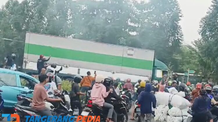 Aksi Brutal Sopir Truk di Tangerang: Tabrak Banyak Pengendara, Massa Geram!