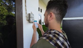 (Foto ilustrasi) Pelanggan PLN menggunakan swacam pada aplikasi PLN Mobile sedang melakukan simulasi catat meter mandiri.