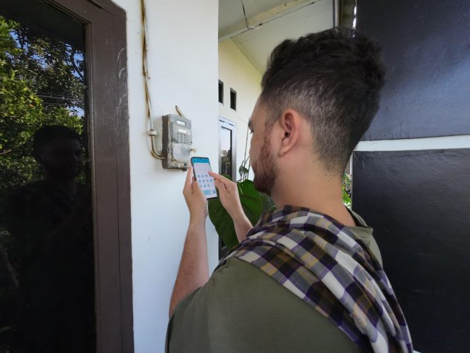 
(Foto ilustrasi) Pelanggan PLN menggunakan swacam pada aplikasi PLN Mobile sedang melakukan simulasi catat meter mandiri.