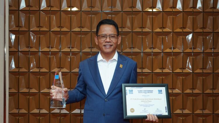 Penghargaan World Class Company yang diberikan kepada PLN UID Jakarta Raya yang merupakan buah transformasi pelayanan untuk memenuhi kebutuhan pelanggan.