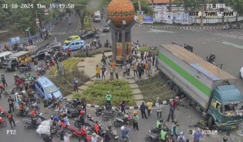 Truk di lokasi tugu adipura (foto : CCTV)