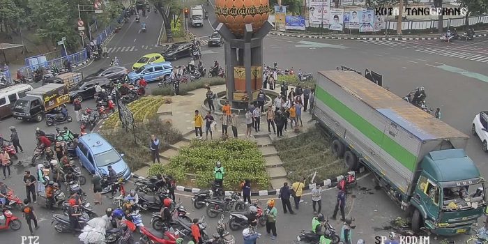 Truk di lokasi tugu adipura (foto : CCTV)