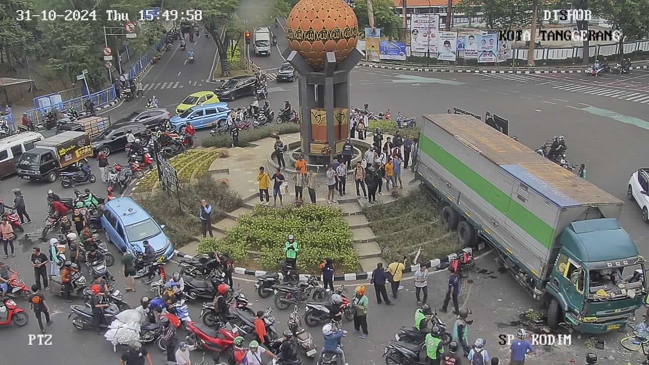 Truk di lokasi tugu adipura (foto : CCTV)