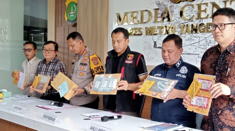 Kapolres Metro Kota Tangerang bersama Tim Forensik dan Ahli Bahasa (foto : tangerangpedia.com).