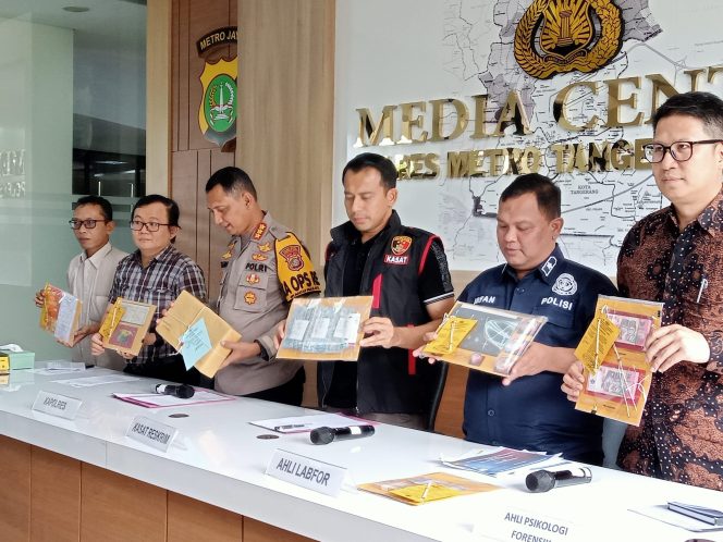 
Kapolres Metro Kota Tangerang bersama Tim Forensik dan Ahli Bahasa (foto : tangerangpedia.com).