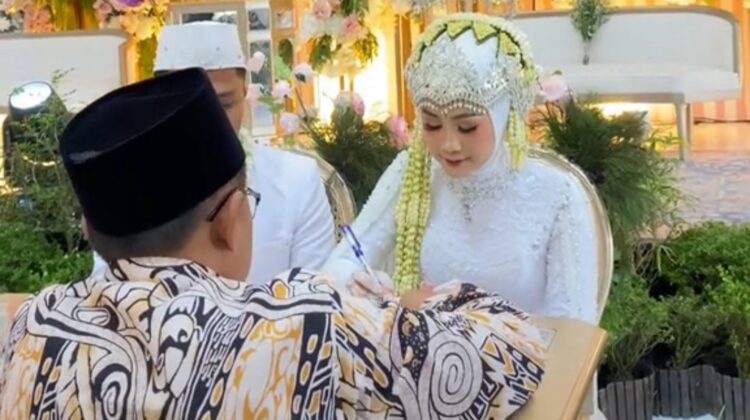 Pemain Saxophone Tak Kunjung Datang, Kirab Pengantin Ini Diganti Pakai Suling