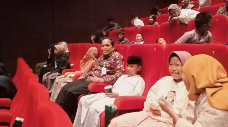 Pj Wali Kota Tangerang Ajak Anak Yatim Nobar Film “Bila Esok Ibu Tiada”: Pentingnya Berbakti pada Orang Tua