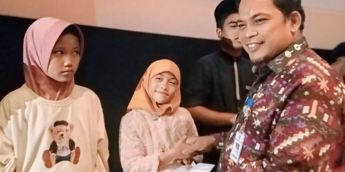 Santunan Yatim di acara nonton bareng Bila Esok Ibu Tiada