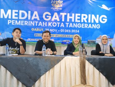 Asisten Daerah II Kota Tangerang Ruta Ireng Wicaksono dan Kepala Diskominfo Kota Tangerang Indri Astuti juga Kepala Bidang DIKP Ian Chavidz Rizkiullah memberikan Sambutan Media Gathering 2024 (foto : ist)