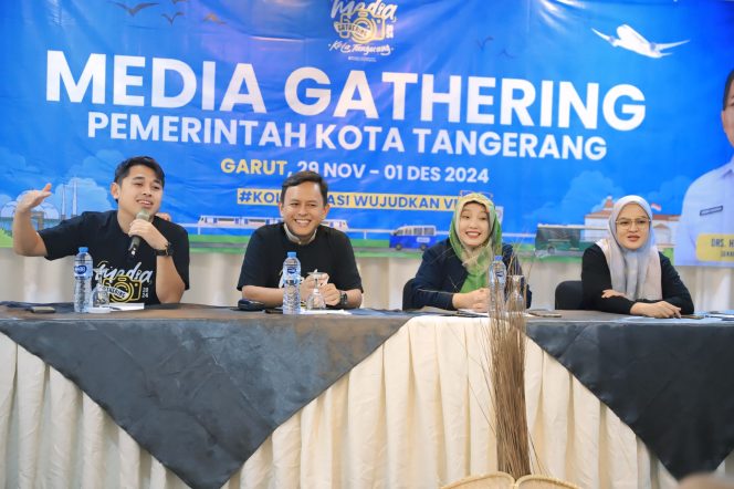 
					Asisten Daerah II Kota Tangerang Ruta Ireng Wicaksono dan Kepala Diskominfo Kota Tangerang Indri Astuti juga Kepala Bidang DIKP Ian Chavidz Rizkiullah memberikan Sambutan Media Gathering 2024 (foto : ist)