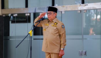 Benyamin Davnie saat memimpin apel (foto : jurnalbanten.com)