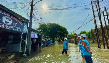 Petugas PLN memastikan jaringan listrik yang berpotensi terendam air untuk keamanan ketenagalistrikan bagi warga. (Foto : ist)