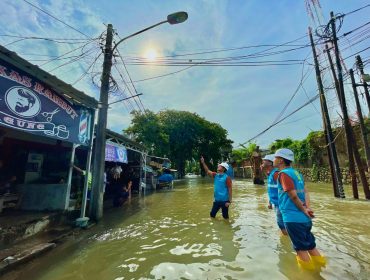 Petugas PLN memastikan jaringan listrik yang berpotensi terendam air untuk keamanan ketenagalistrikan bagi warga. (Foto : ist)