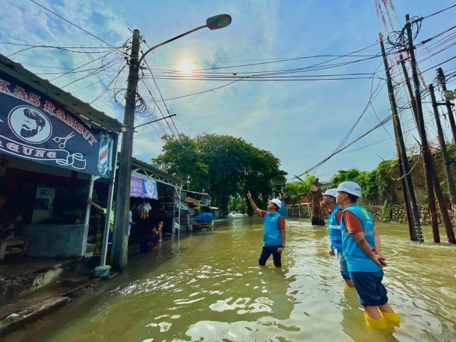 
					Petugas PLN memastikan jaringan listrik yang berpotensi terendam air untuk keamanan ketenagalistrikan bagi warga. (Foto : ist)