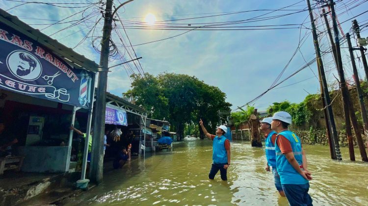 Petugas PLN memastikan jaringan listrik yang berpotensi terendam air untuk keamanan ketenagalistrikan bagi warga. (Foto : ist)