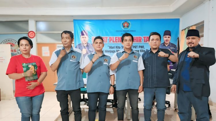 Swa Foto Ketua PWI Banten Rian Nopandra, bersama Edy Riyadi Sebagai Ketua PWI Tangsel (foto : ist)