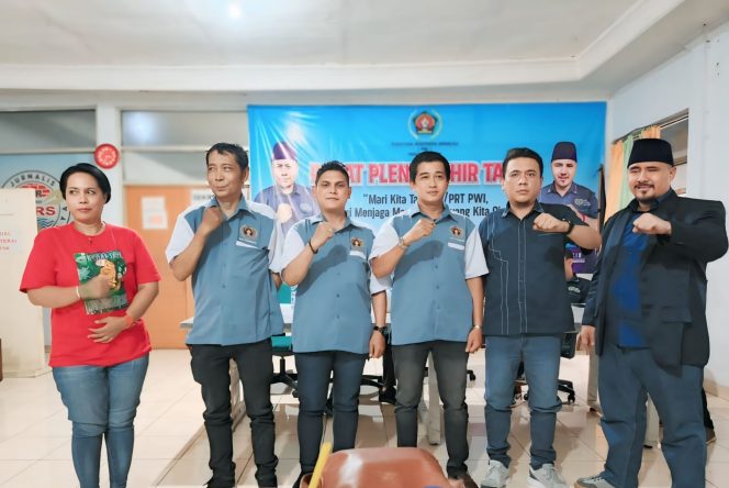 
					Swa Foto Ketua PWI Banten Rian Nopandra, bersama Edy Riyadi Sebagai Ketua PWI Tangsel (foto : ist)