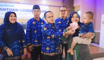 Pemberian Bantuan Sosial Untuk Keluarga Dengan Balita Risiko Stunting Oleh Mulyani Kepala Dinas Sosial Kota Tangerang (foto : ist)