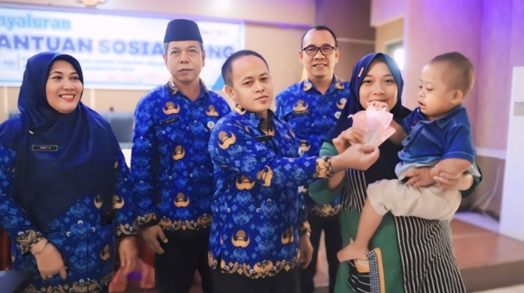 Pemberian Bantuan Sosial Untuk Keluarga Dengan Balita Risiko Stunting Oleh Mulyani Kepala Dinas Sosial Kota Tangerang (foto : ist)
