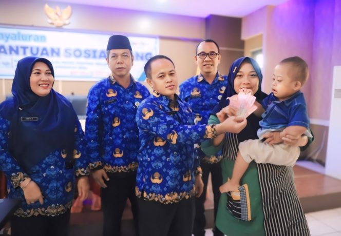 
					Pemberian Bantuan Sosial Untuk Keluarga Dengan Balita Risiko Stunting Oleh Mulyani Kepala Dinas Sosial Kota Tangerang (foto : ist)