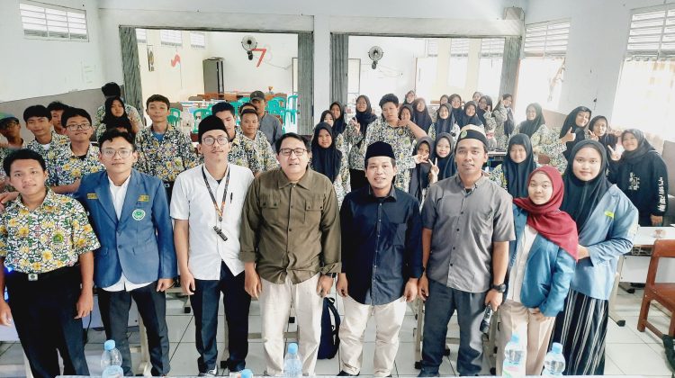 Swafoto Kemenag Kota Tangerang bersama Siswa Siswi MAN 2 Kota Tangerang (foto : ist)