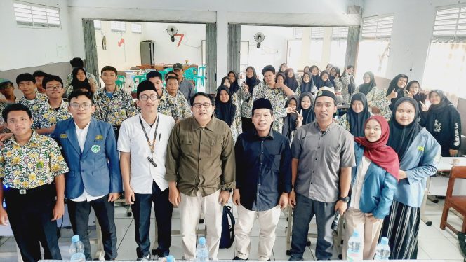 
					Swafoto Kemenag Kota Tangerang bersama Siswa Siswi MAN 2 Kota Tangerang (foto : ist)