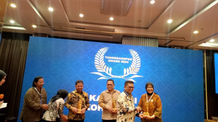 Serahkan Penghargaan TangerangPos Award 2024, Andra Soni: Media Adalah Mitra Strategis Pembangunan
