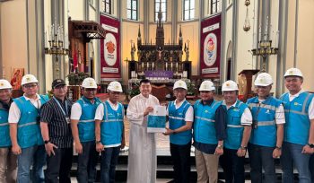 Dalam kunjungan ke Gereja Katedral Santa Maria d Direktur Distribusi PLN, Adi Priyanto dan General Manager PLN UID Jakarta Raya,  beserta manajemen PLN UID Jakarta Raya disambut hangat oleh Romo Yohanes Deodatus SJ. (Foto: ist)